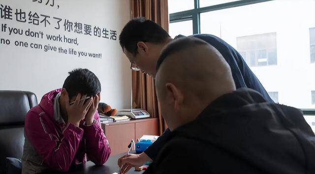 扫地出门如今落魄全身仅剩2000元！开元棋牌8年狂赚4亿的电器大王被妻(图5)