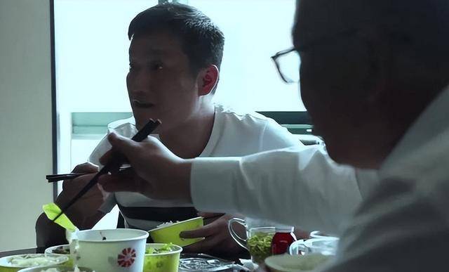 扫地出门如今落魄全身仅剩2000元！开元棋牌8年狂赚4亿的电器大王被妻(图8)